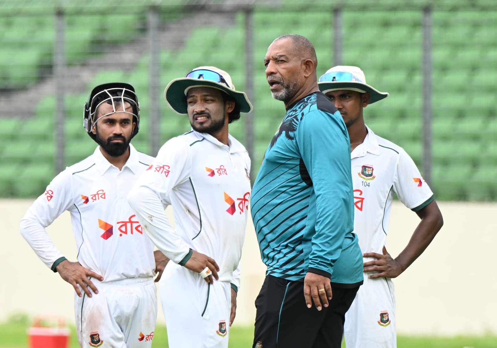 সাদমান ইসলাম, নাজমুল হোসেন শান্ত, ফিল সিমন্স ও হাসান মাহমুদ