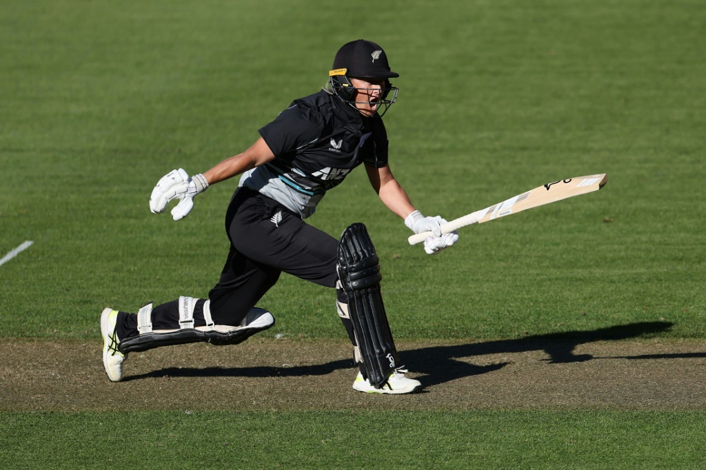 New Zealand captain Sophie Devine is to retire from one-day internationals after the World Cup later this year