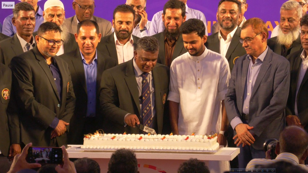 BCB president Aminul Islam Bulbul and sports advisor Asif Mahmud Shojib Bhuiyan along with others cut a cake to celebrate the occassion, Cricfrenzy