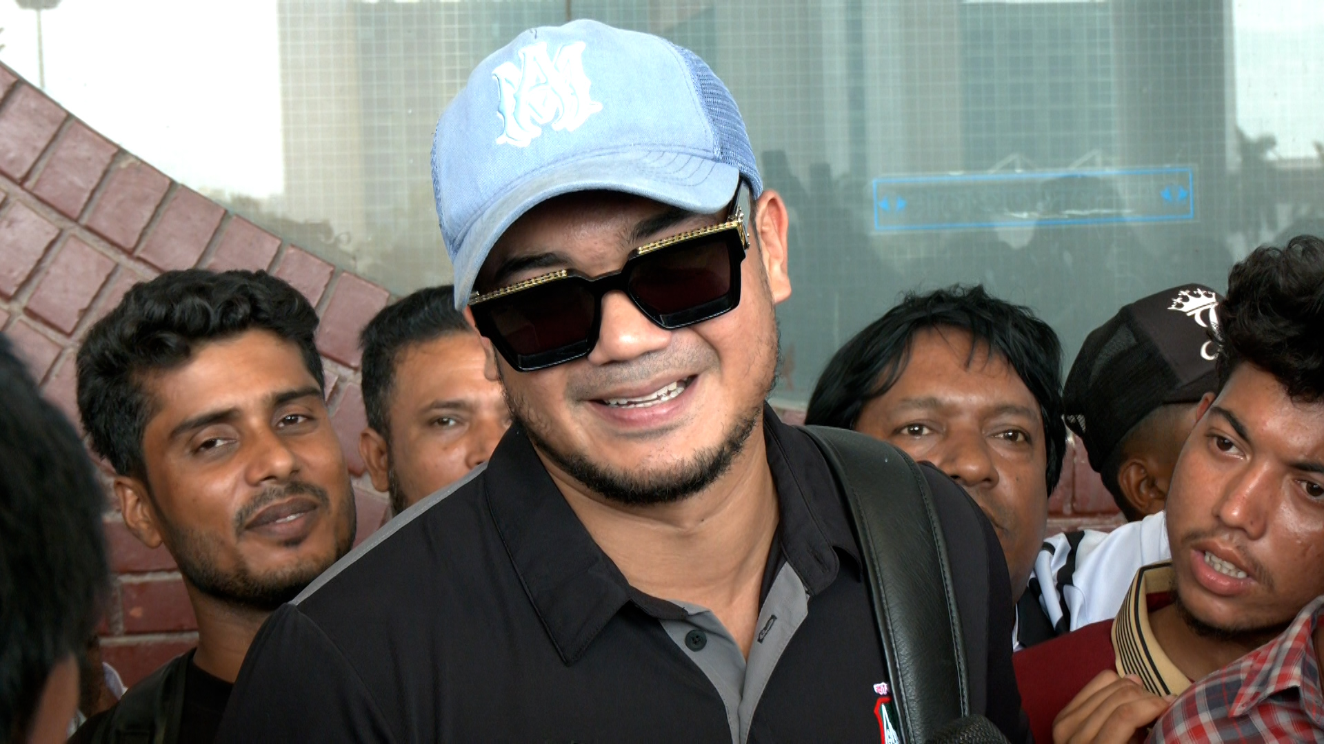 বিমানবন্দরে তাসকিন আহমেদ, ক্রিকফ্রেঞ্জি