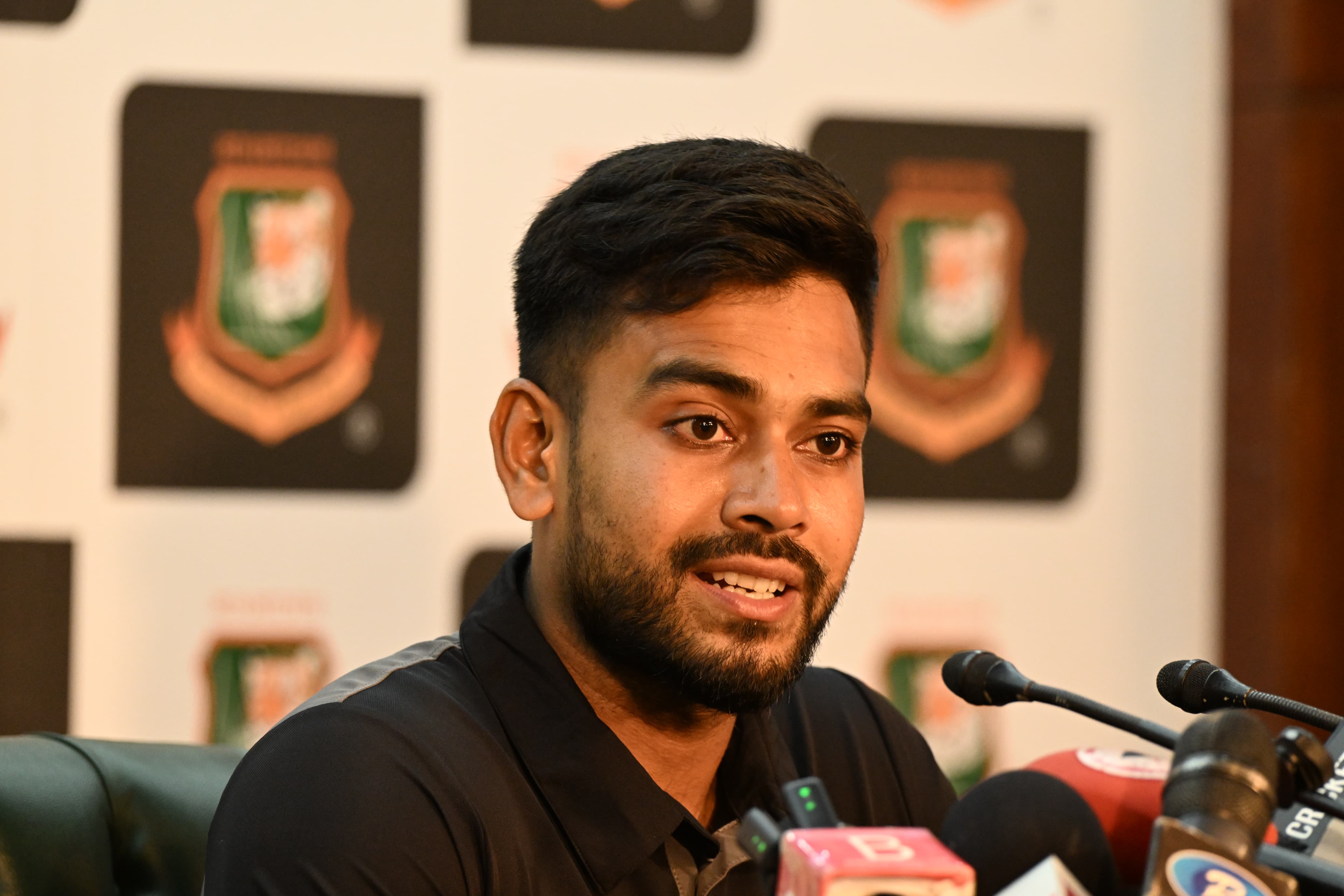 গণমাধ্যমে কথা বলছেন মেহেদী হাসান মিরাজ, ক্রিকফ্রেঞ্জি