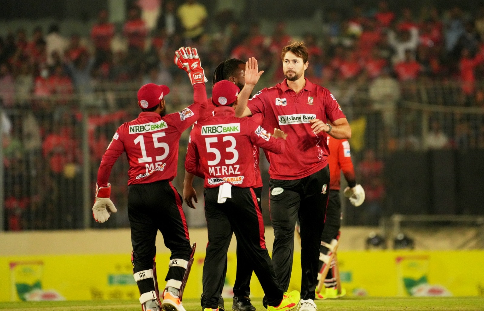 দলের সঙ্গে বরিশালের বিদেশি ক্রিকেটার জেমস ফুলার