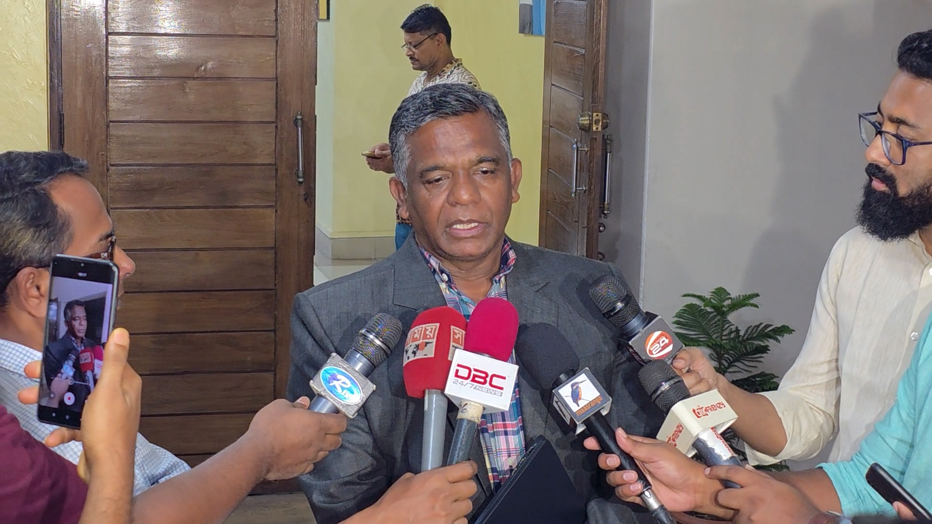 গণমাধ্যমের সঙ্গে কথা বলছেন আমিনুল ইসলাম বুলবুল