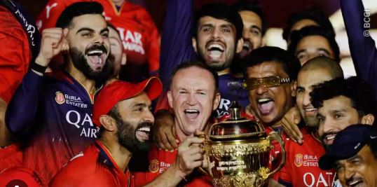 শিরোপা উদযাপনে ব্যস্ত কোহলি, ফাইল ফটো