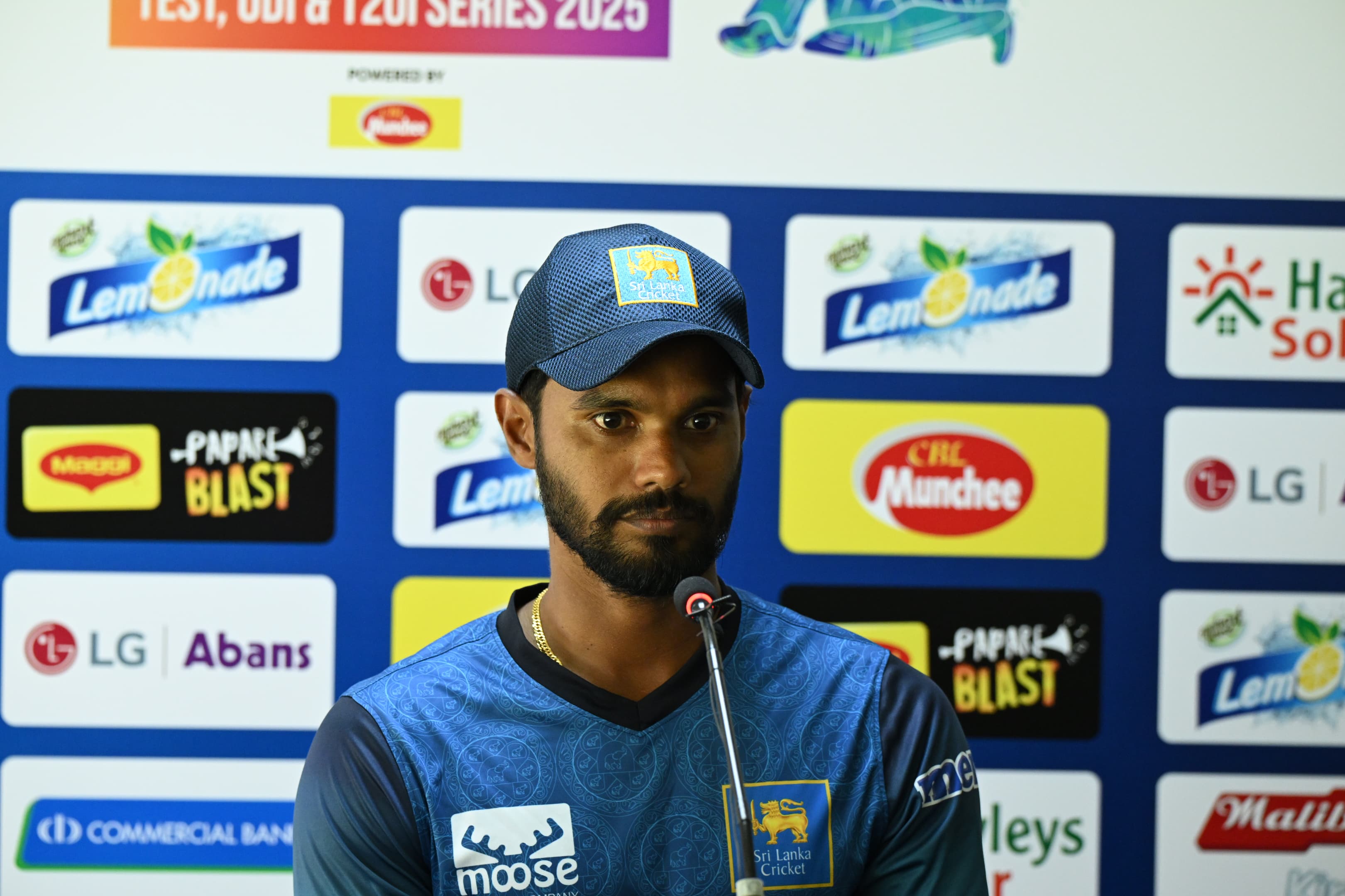 গণমাধ্যমে কথা বলছেন ধনঞ্জয়া ডি সিলভা, ক্রিকফ্রেঞ্জি