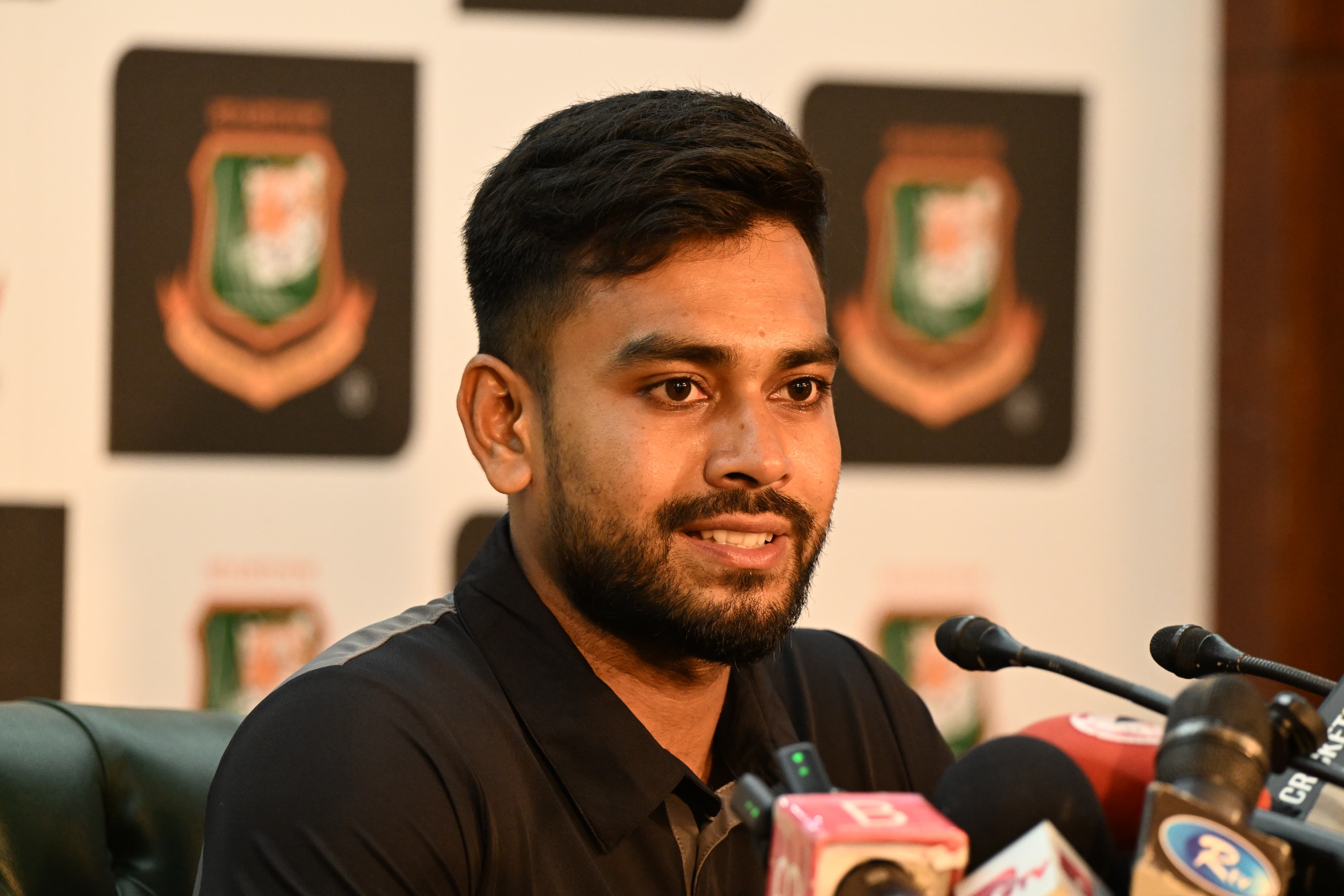 গণমাধ্যমে কথা বলছেন মেহেদী হাসান মিরাজ, ক্রিকফ্রেঞ্জি