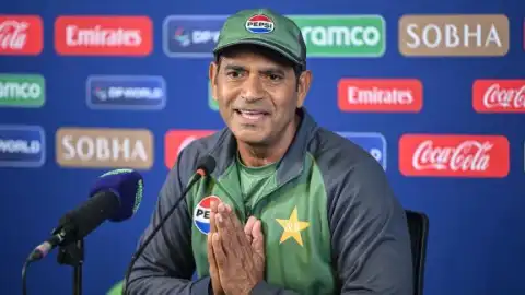এসি রুম ছেড়ে মাঠে কাজ করতে সাবেকদের আহ্বান জানালেন আকিব জাভেদ