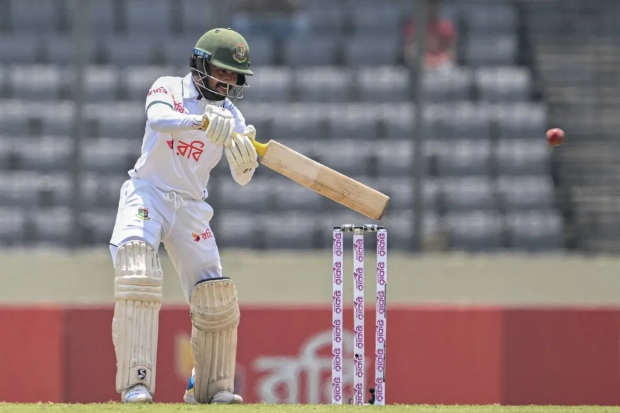 ব্যাটসম্যানদের ব্যর্থতার দিনে বোলারদেরও দায় দিলেন মুমিনুল