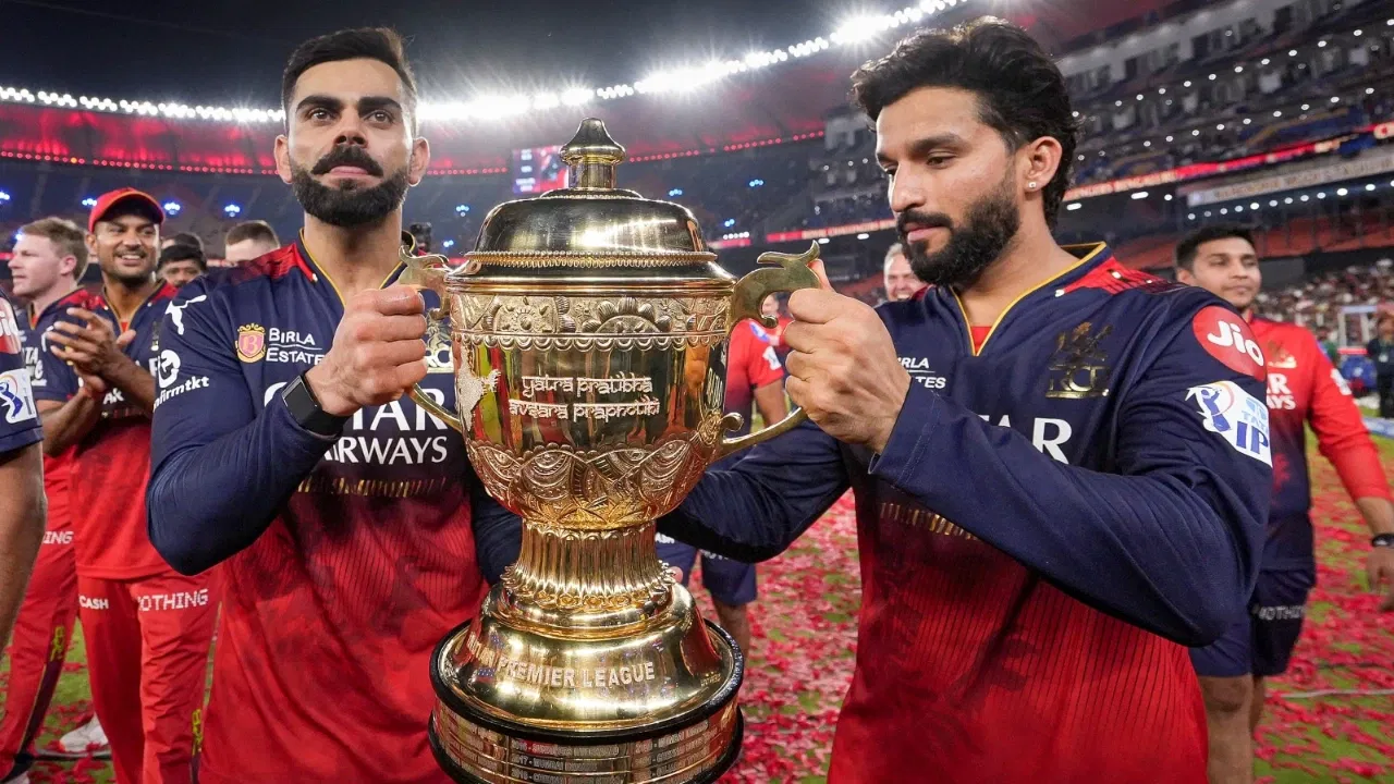 ট্রফি হাতে বিরাট কোহলি ও রজত পাতিদার, ফাইল ফটো