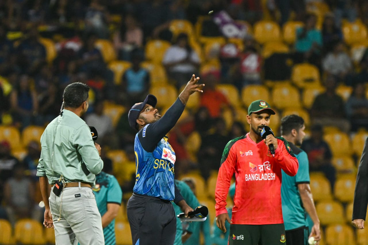 Two captains during toss, Cricfrenzy