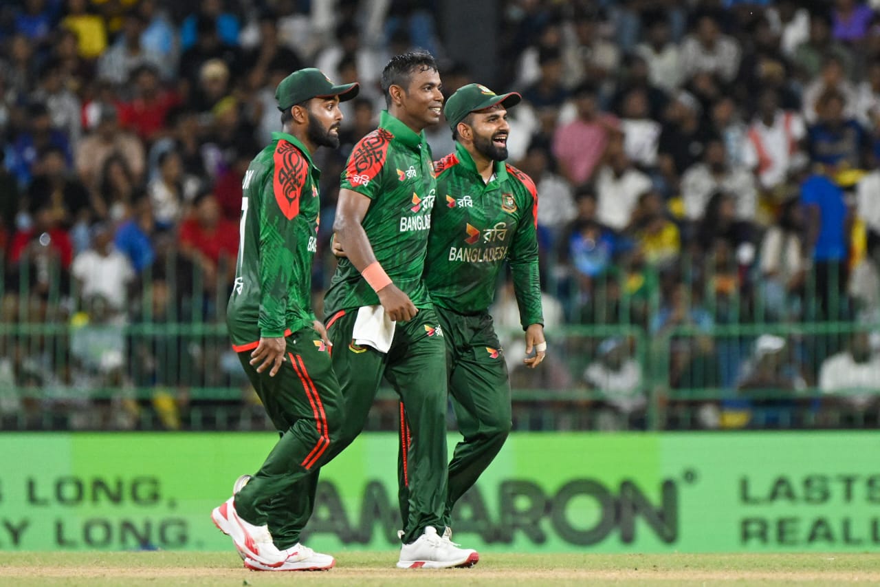 ৫ উইকেটের পথে তানভির, তাকে ঘিরে তাওহীদ হৃদয় ও শামীম পাটোয়ারি, ক্রিকফ্রেঞ্জি