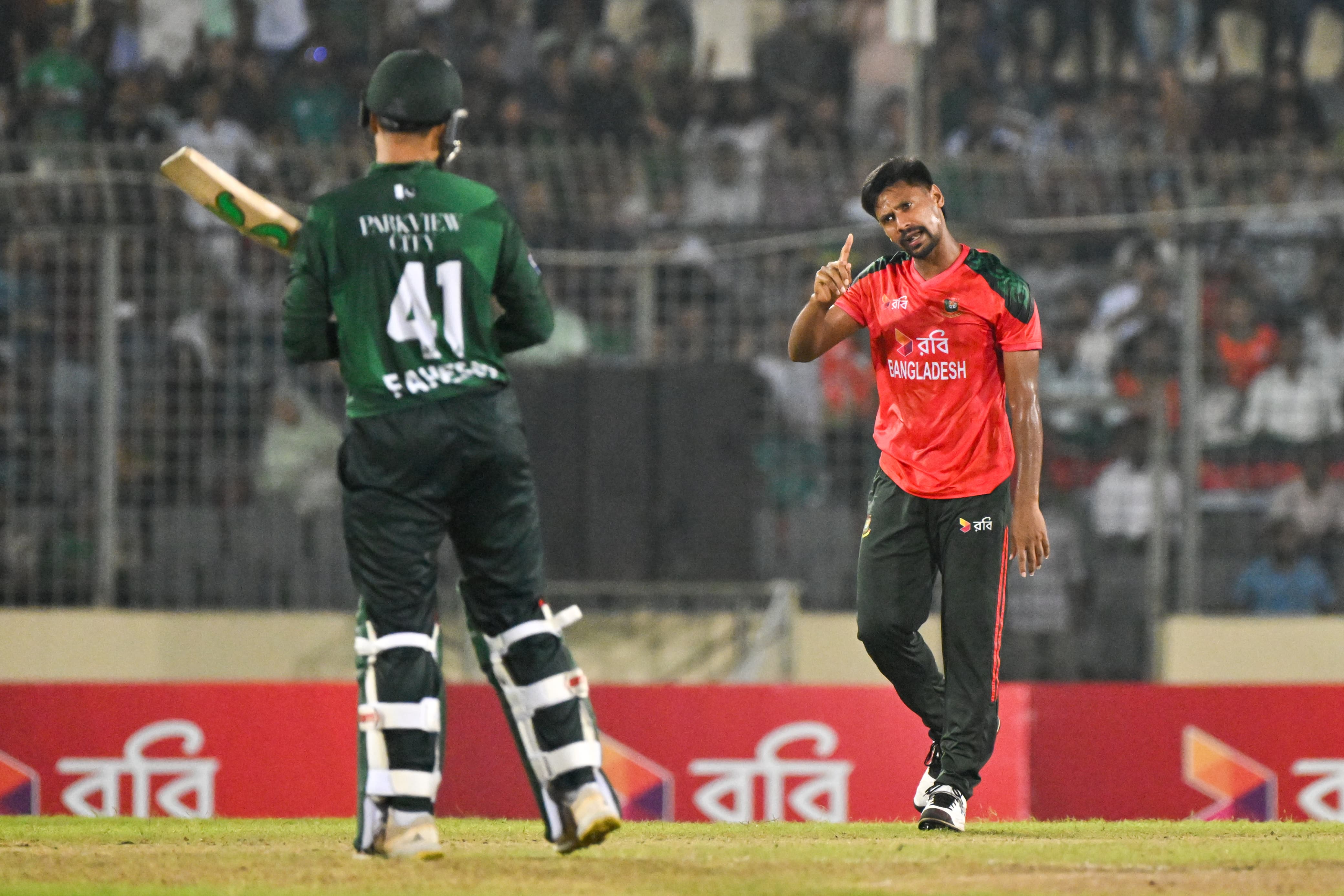 চার ওভারে মাত্র ছয় রান দিয়ে দুই উইকেট নিয়েছেন মুস্তাফিজুর রহমান, ক্রিকফ্রেঞ্জি
