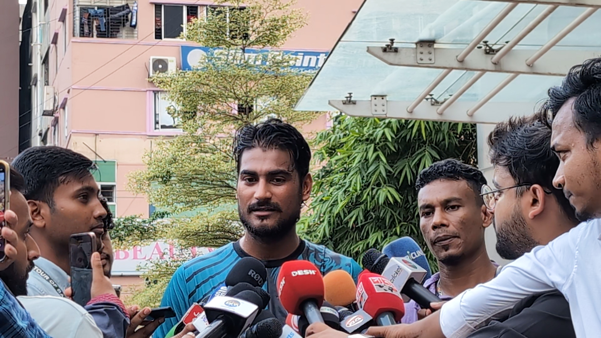 গণমাধ্যমের সঙ্গে কথা বলছেন নাইম