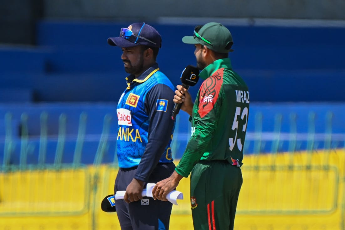 Two captains during the toss, Cricfrenzy