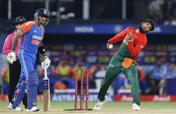 বাংলাদেশ-ভারত ম্যাচে বোলিংয়ে রিশাদ, ফাইল ফটো