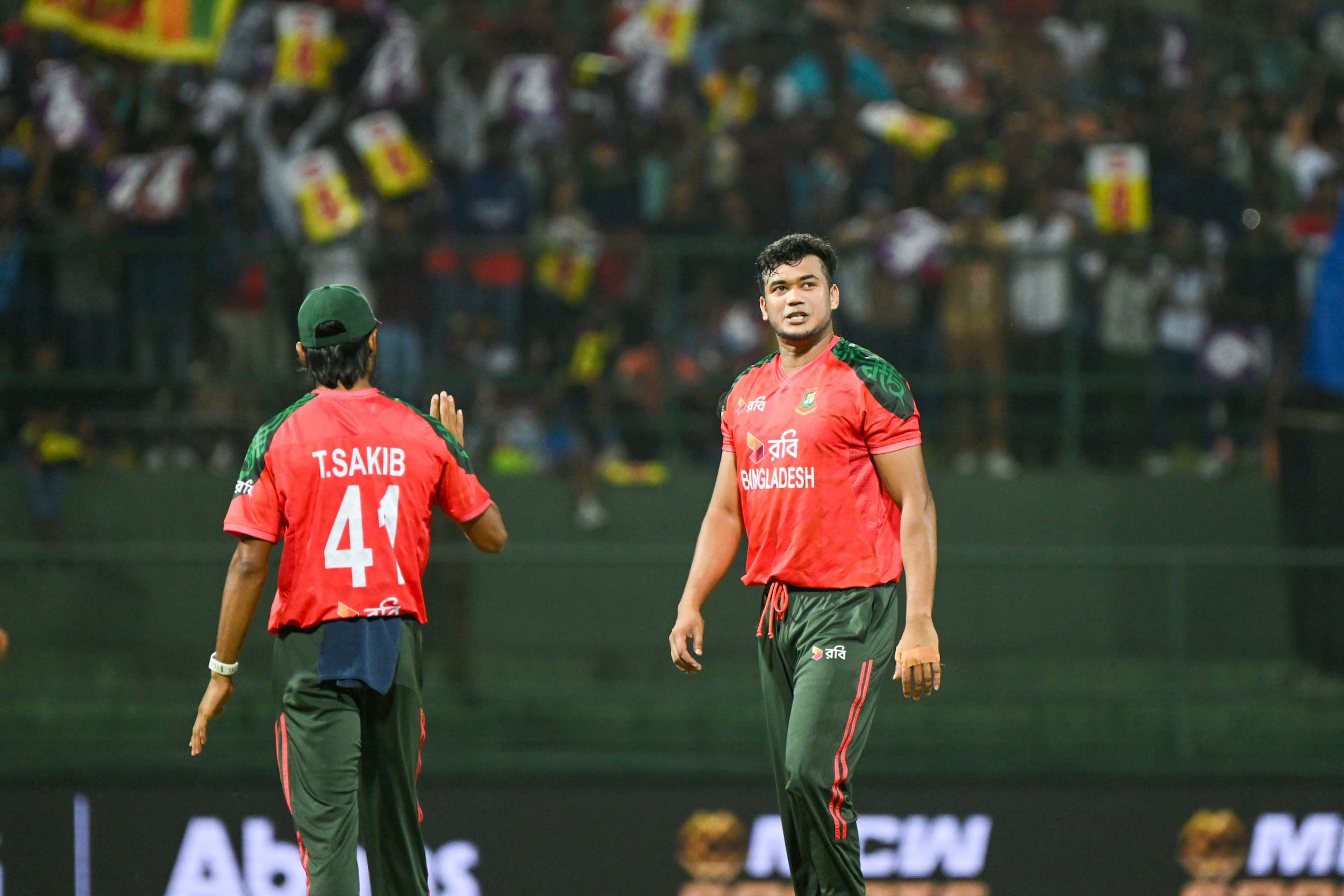হাফ সেঞ্চুরির পর কুশল মেন্ডিস, ক্রিকফ্রেঞ্জি