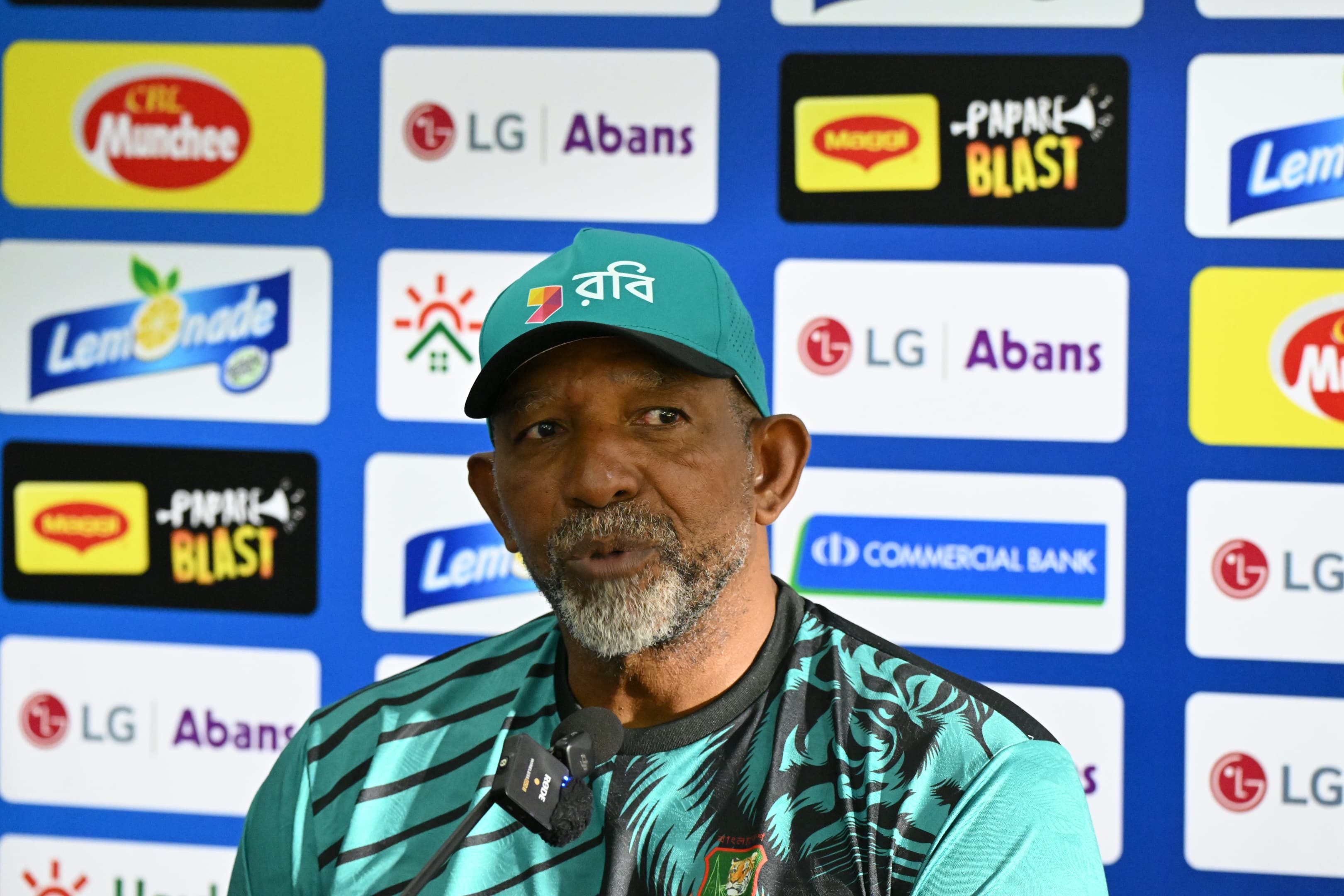 সংবাদ সম্মেলনে ফিল সিমন্স