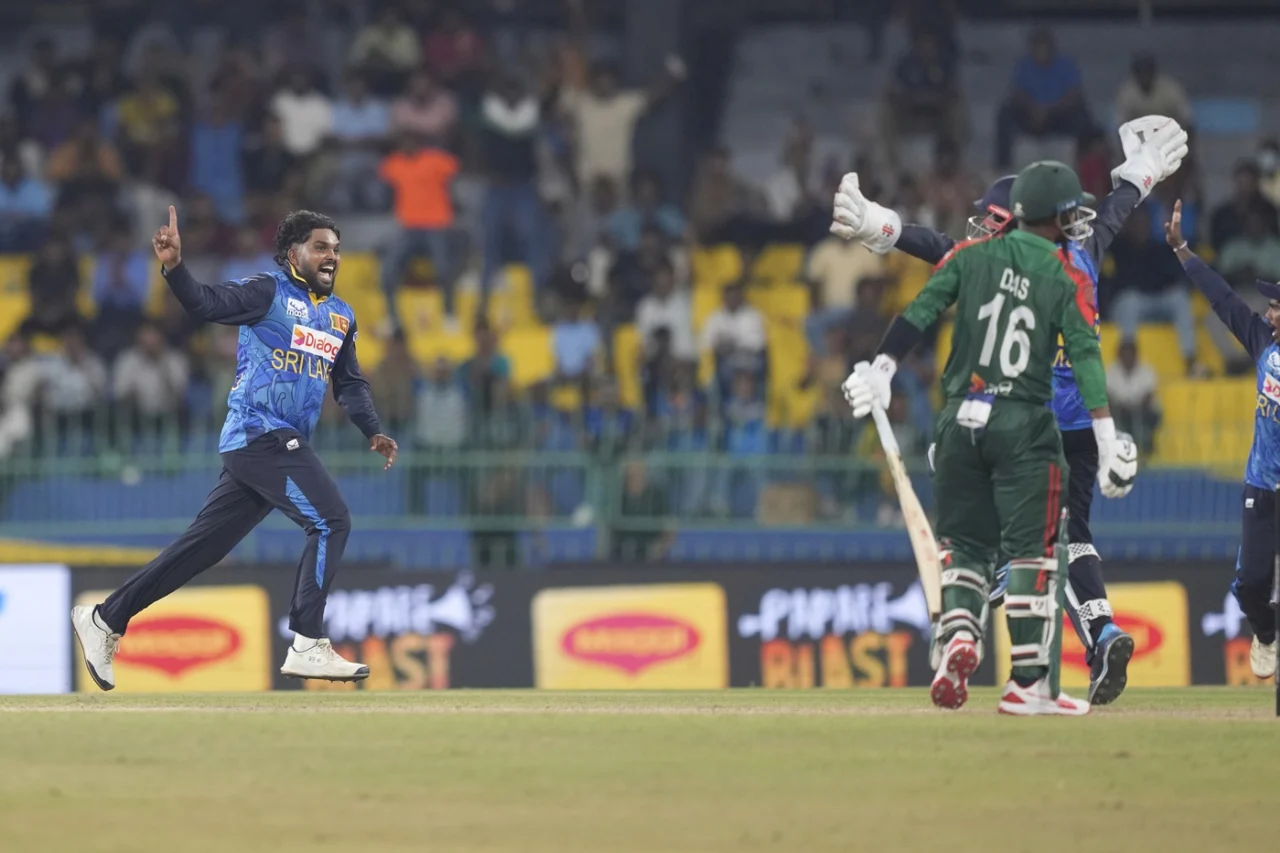 লিটন দাসের উইকেট নিয়ে হাওয়ায় ভাসছেন ওয়ানিন্দু হাসারাঙ্গা, ফাইল ফটো