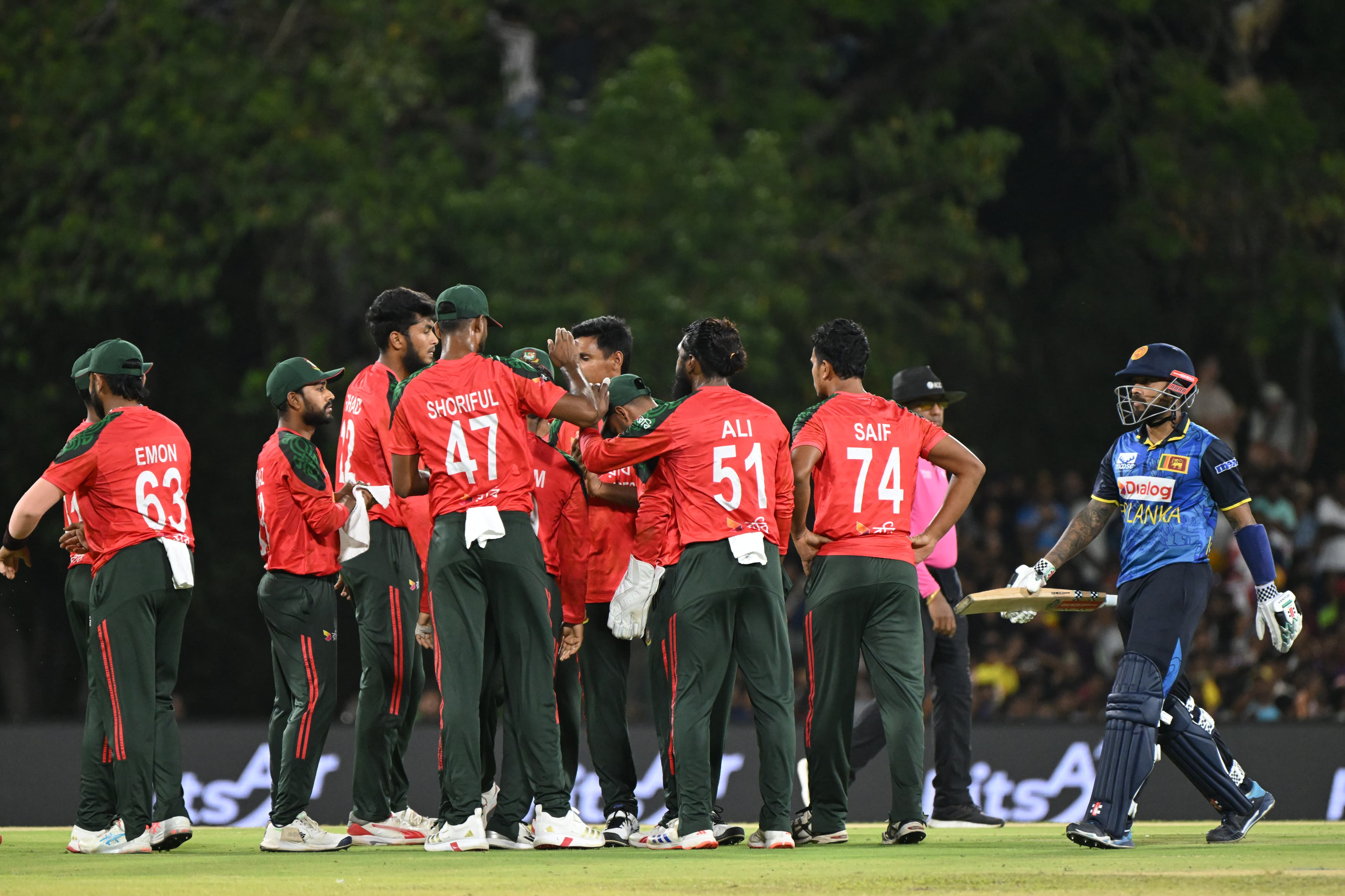 Bangladesh celebrate a wicket, Cricfrenzy