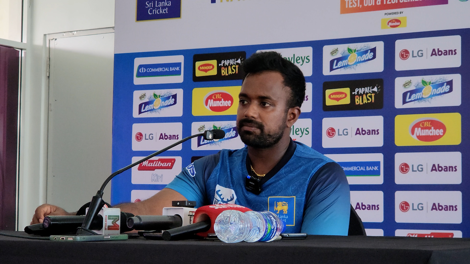 সংবাদ সম্মেলনে চারিথ আসালাঙ্কা, ক্রিকফ্রেঞ্জি