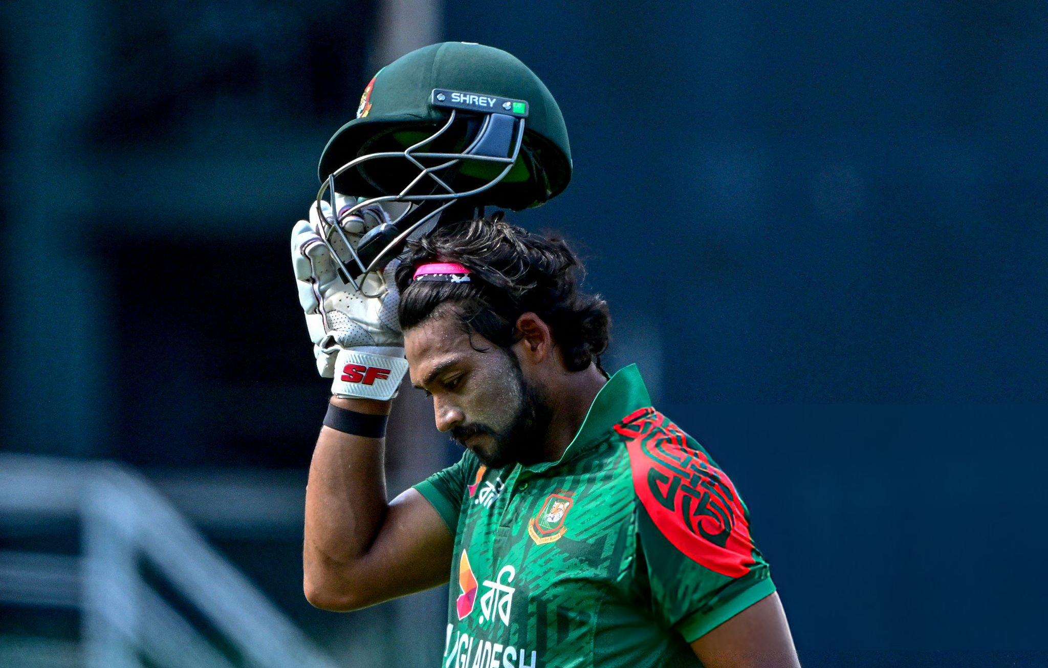 আউট হওয়ার পর নাজমুল হোসেন শান্ত