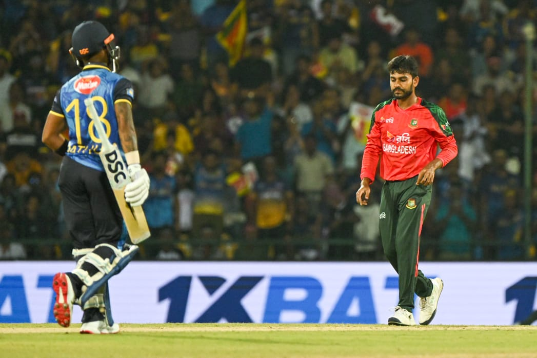 Mehidy Hasan Miraz [R] walks in the middle, Cricfrenzy