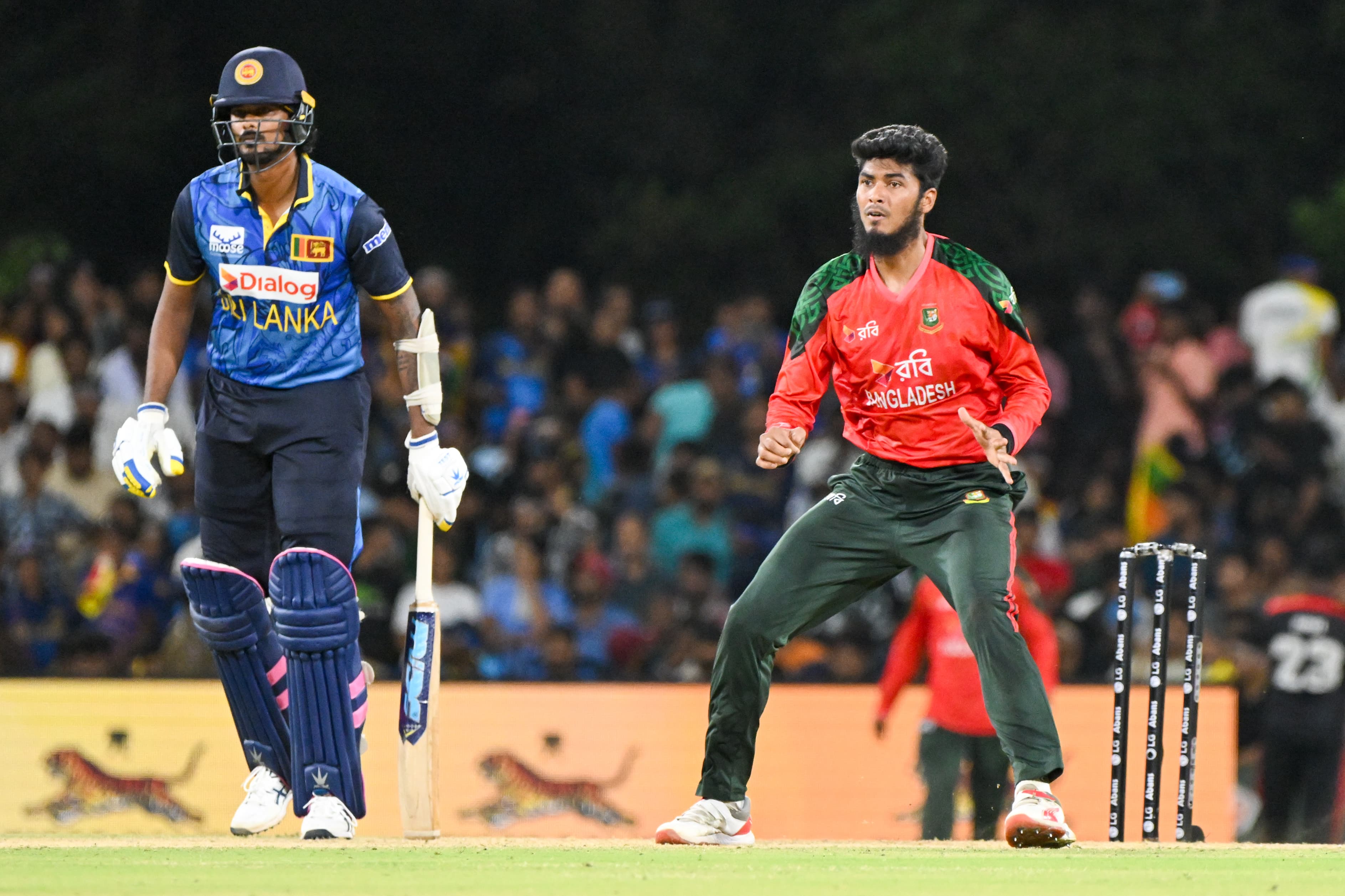 বোলিংয়ে রিশাদ হোসেন, ক্রিকফ্রেঞ্জি