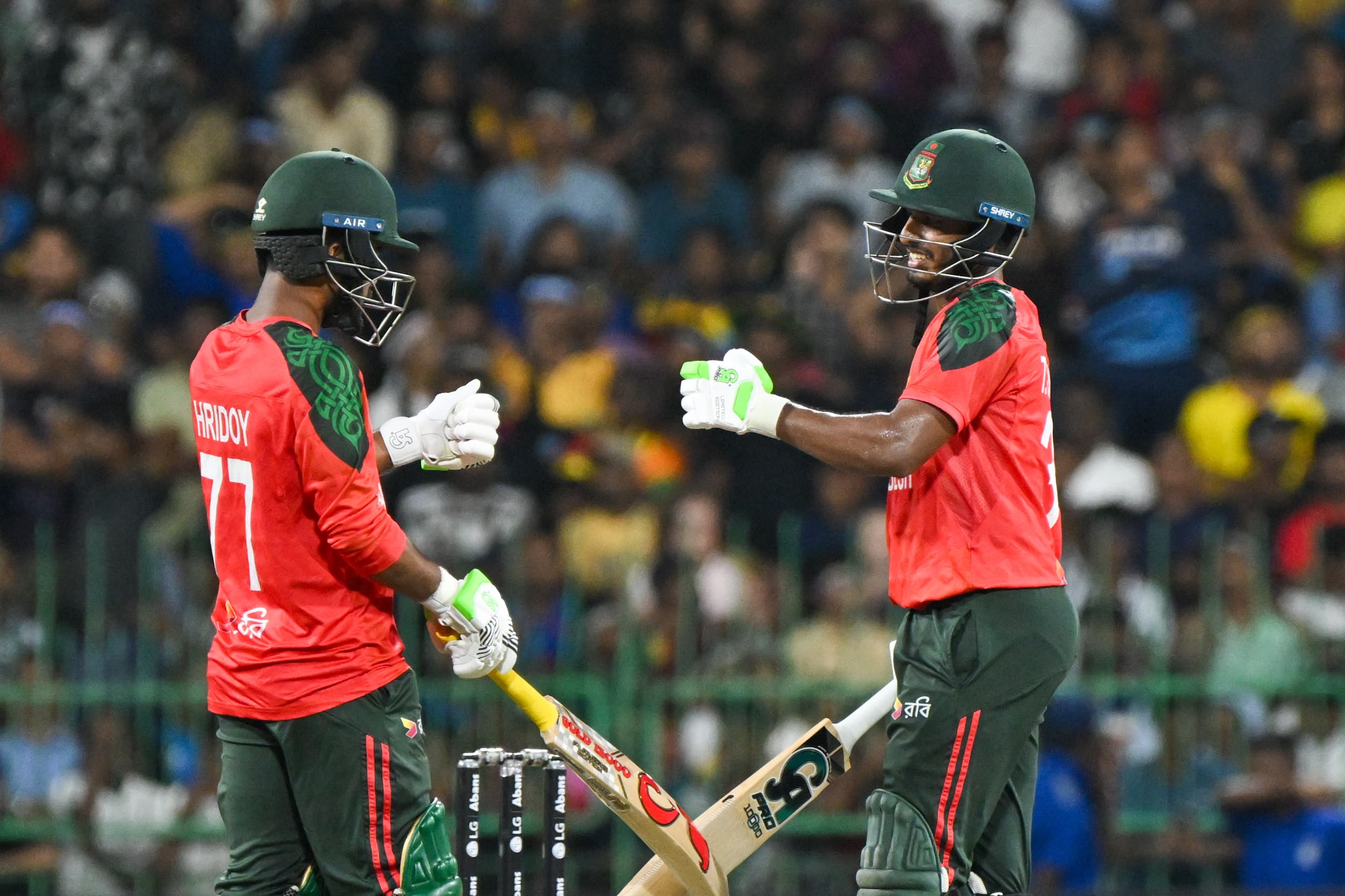 ব্যাটিংয়ের সময় তাওহীদ হৃদয় ও তানজিদ হাসান তামিম
