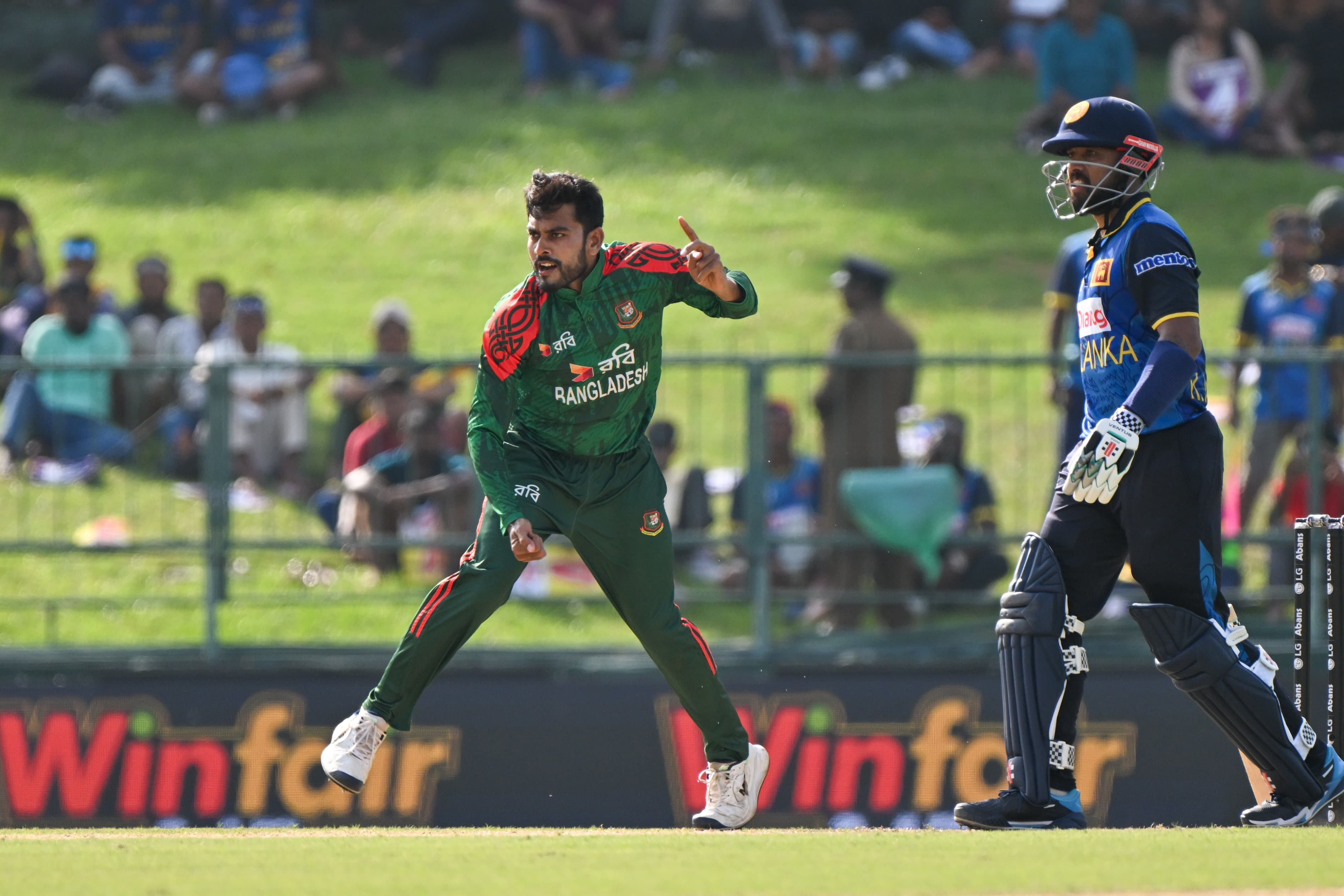 Mehidy Hasan Miraz bowls beside Kusal Mendis, Cricfrenzy