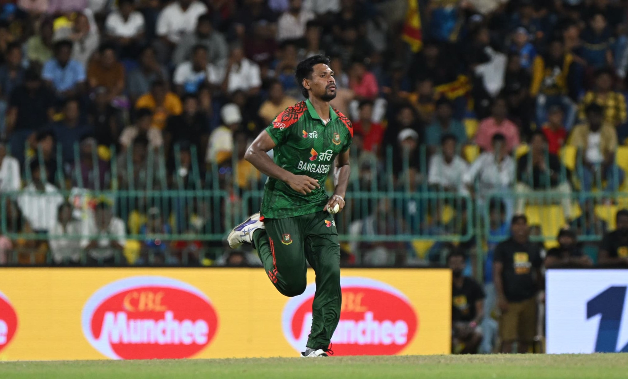 বোলিংয়ের সময় মুস্তাফিজুর রহমান, ক্রিকফ্রেঞ্জি