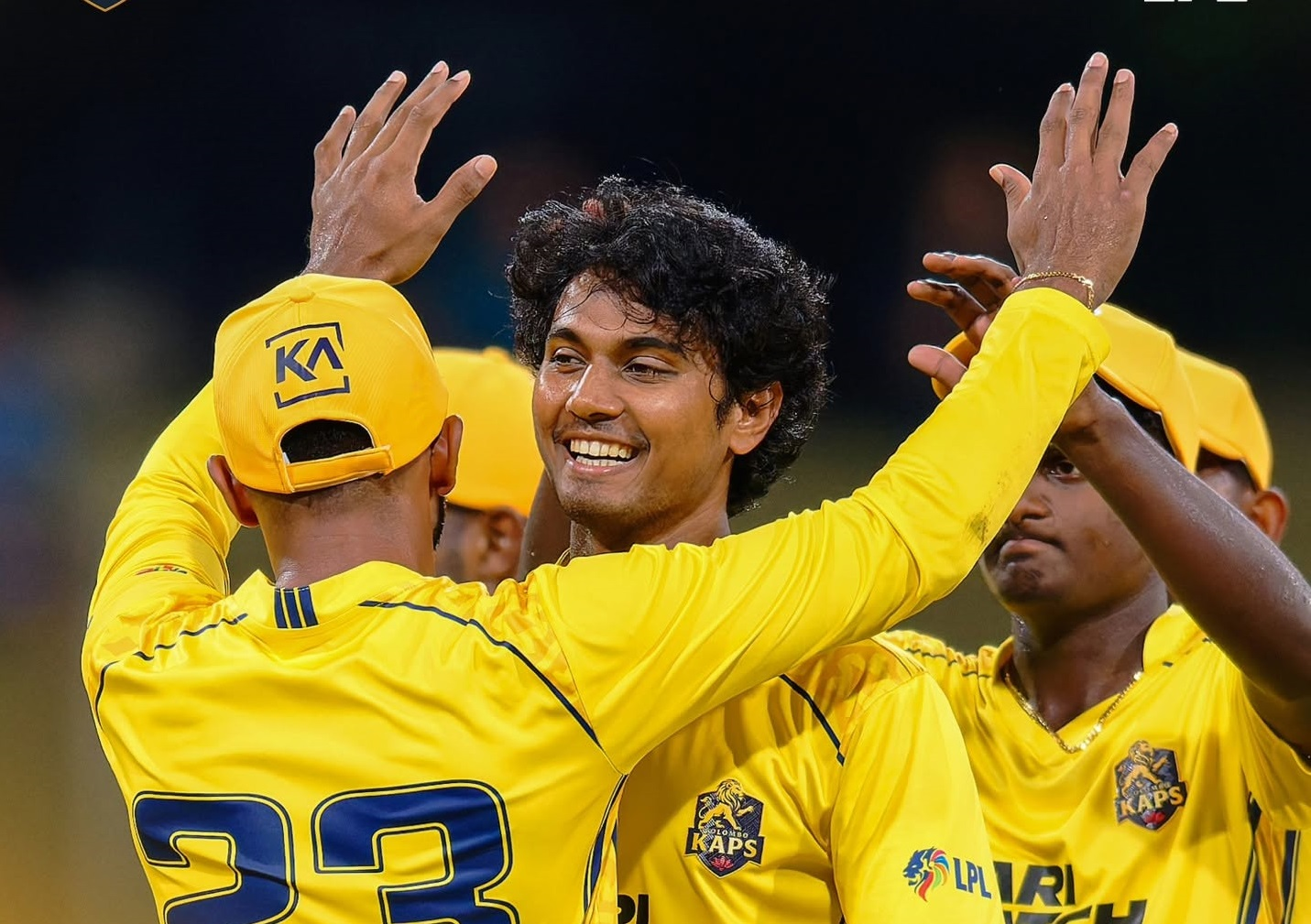 সিরিজ জয়ের ট্রফি হাতে তাওহীদ হৃদয়