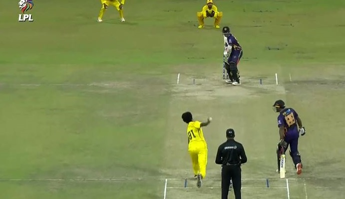 এক ওভারে ২ উইকেট পেলেন হাসান