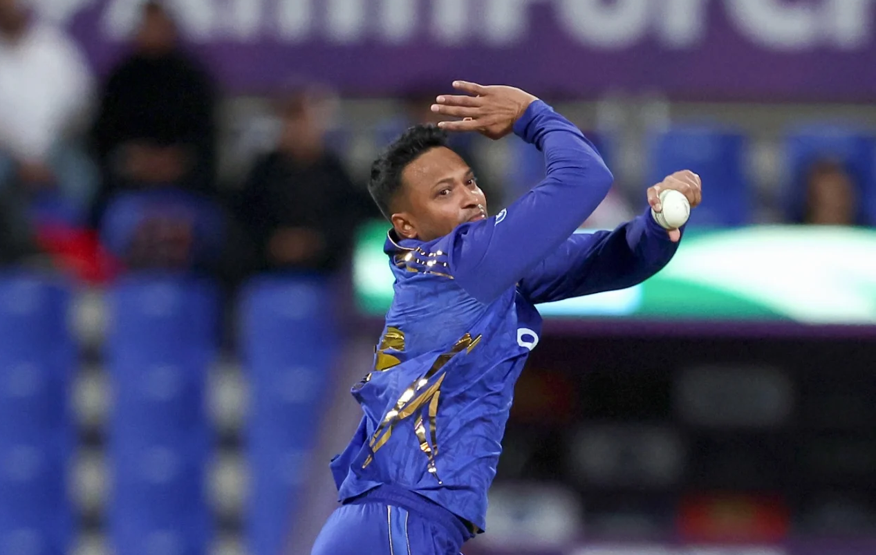 ৪ ওভারে সাকিবের এক মেডেন ও ২ উইকেট