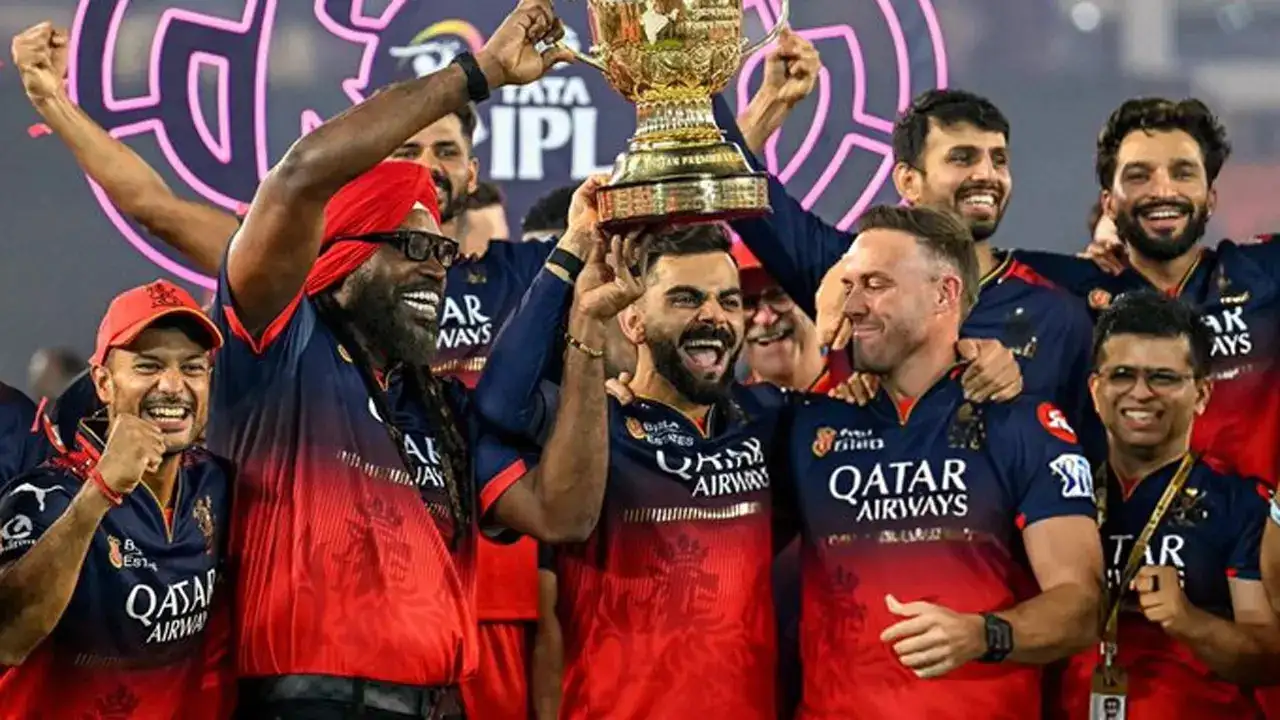 আইপিএলের শিরোপা জয়ী বেঙ্গালুরুর ক্রিকেটারদের সঙ্গে ভিলিয়ার্স