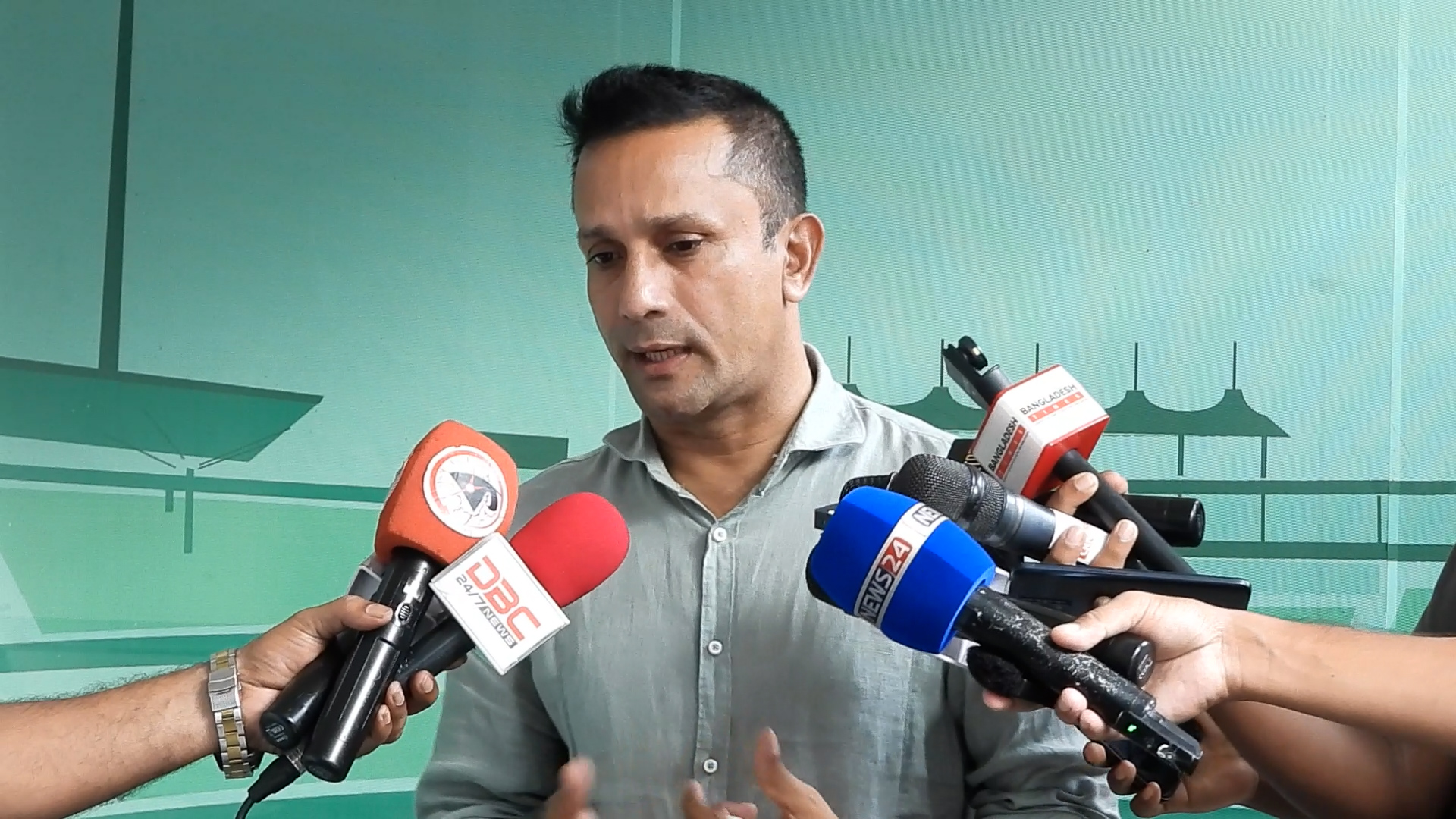 গণমাধ্যমের সঙ্গে কথা বলছেন খালেদ মাসুদ পাইলট