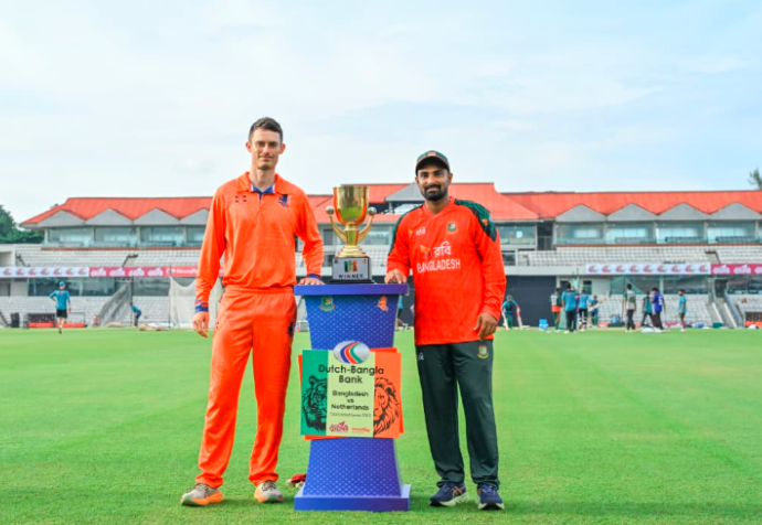 Two captains with the trophy, Cricfrenzy