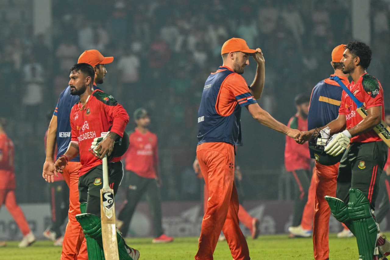 Players shake hand after the match, Cricfrenzy