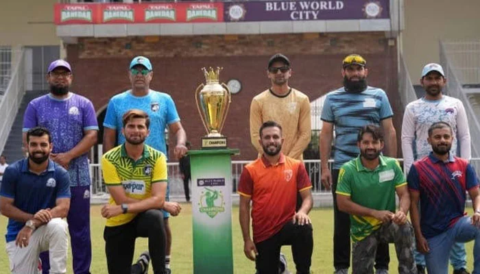 চ্যাম্পিয়ন্স কাপের ট্রফি উন্মোচনের ফটোশুট্যে