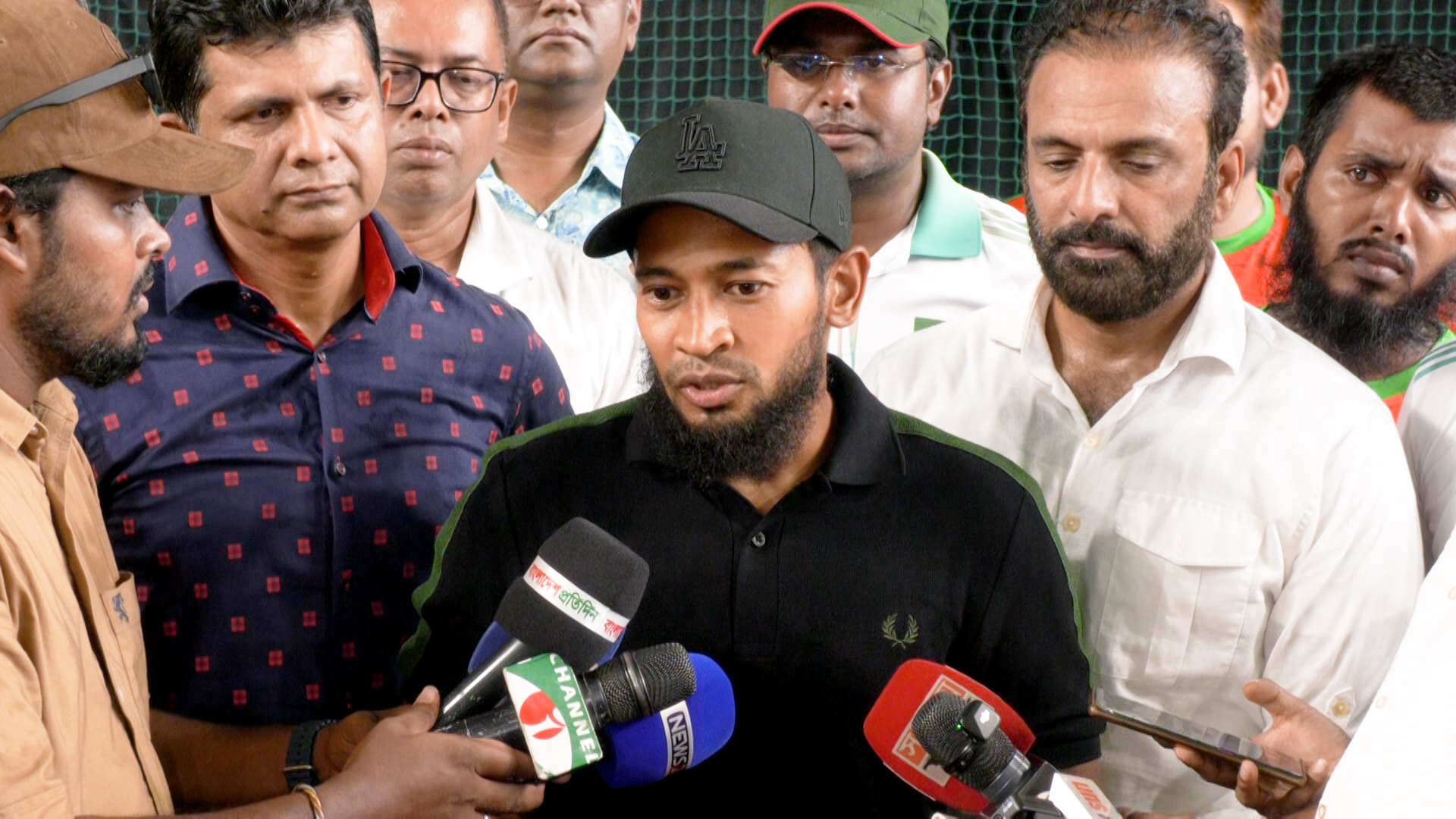 গণমাধ্যমের সঙ্গে আলাপকালে মুশফিকুর রহিম