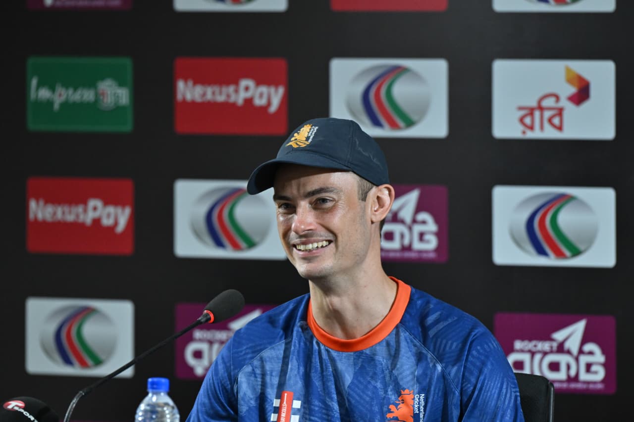 সংবাদ সম্মেলনে নেদারল্যান্ডসের অধিনায়ক স্কট এডওয়ার্ডস, ক্রিকফ্রেঞ্জি