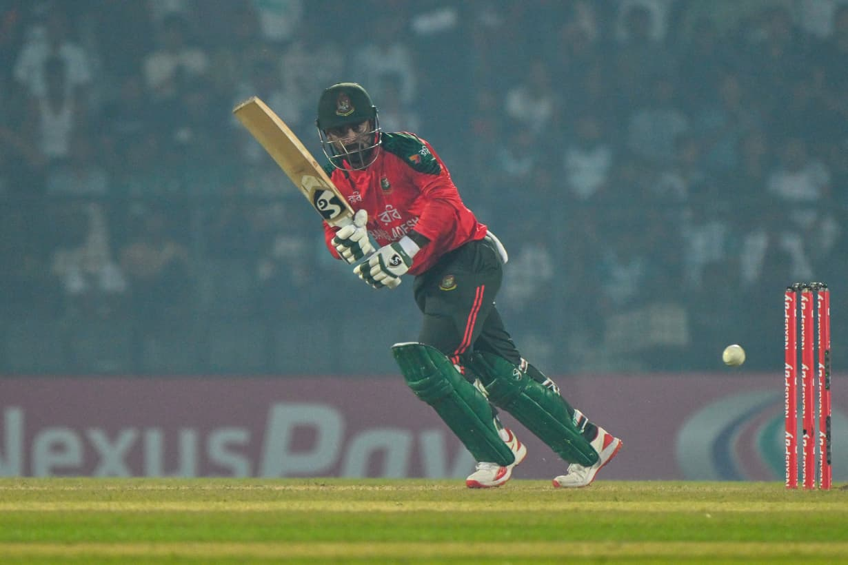Litton Das plays a shot, Cricfrenzy