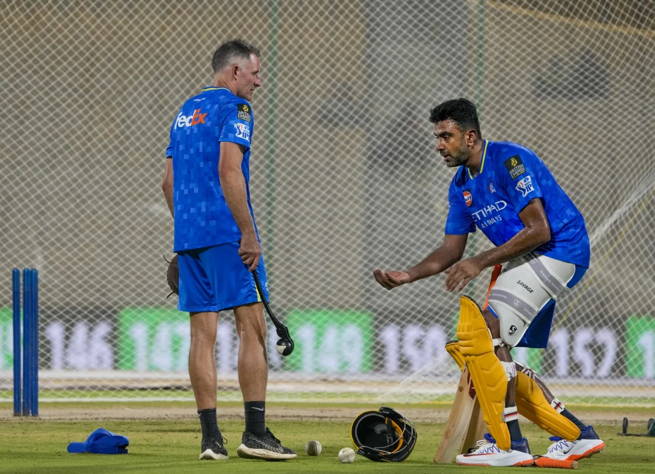 Mike Hussey has a chat with R Ashwin, File Photo