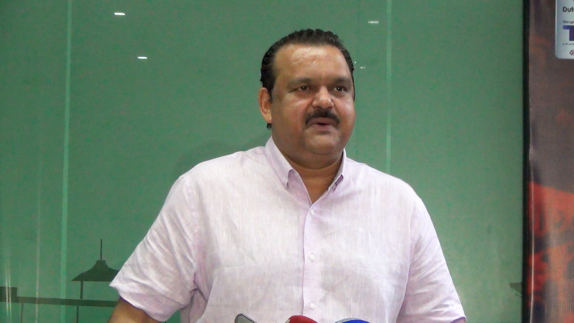 গণমাধ্যমের সঙ্গে কথা বলছেন আকরাম খান, ক্রিকফ্রেঞ্জি