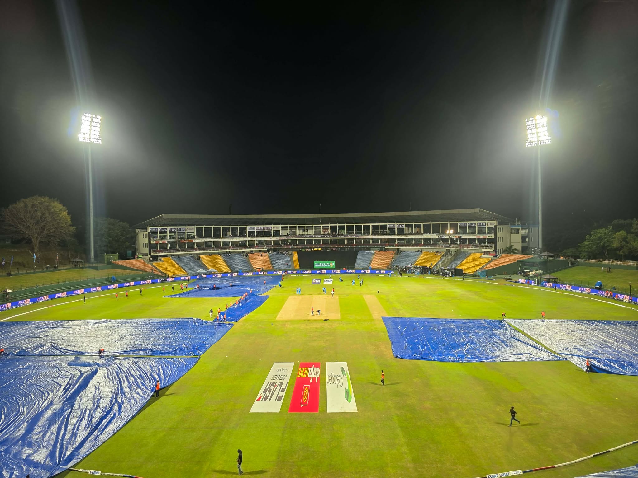 সরানো হলো কভার, টস হতে দেরি