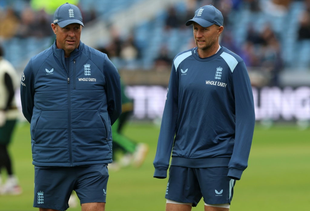 Trescothick eager to keep England job despite Hussey approach