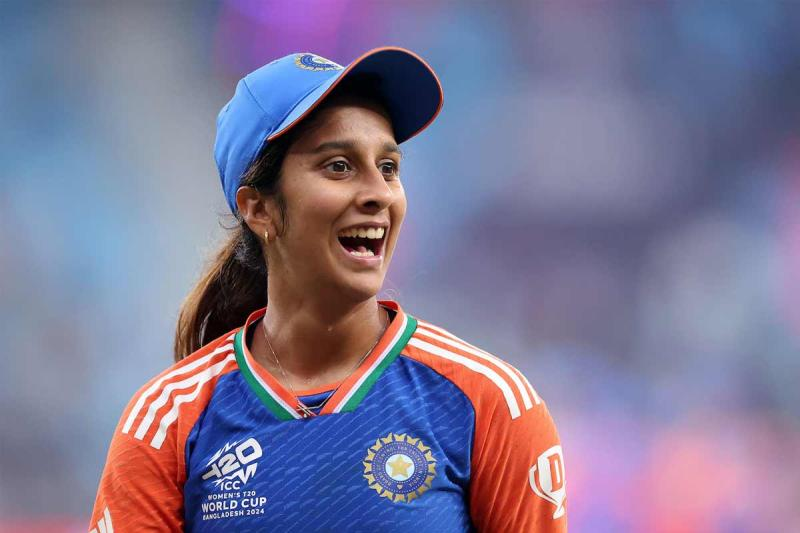 পাকিস্তানের অধিনায়ককে আলিঙ্গন করে আলোচনায় জেমিমাহ