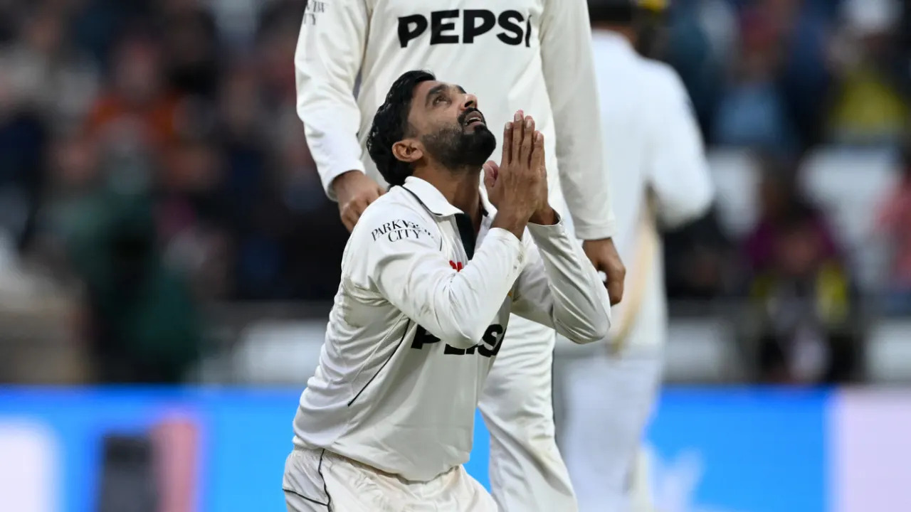 আলি উসমানের ৫ উইকেট স্বত্ত্বেও বড় লিড নিয়েছে ইংল্যান্ড