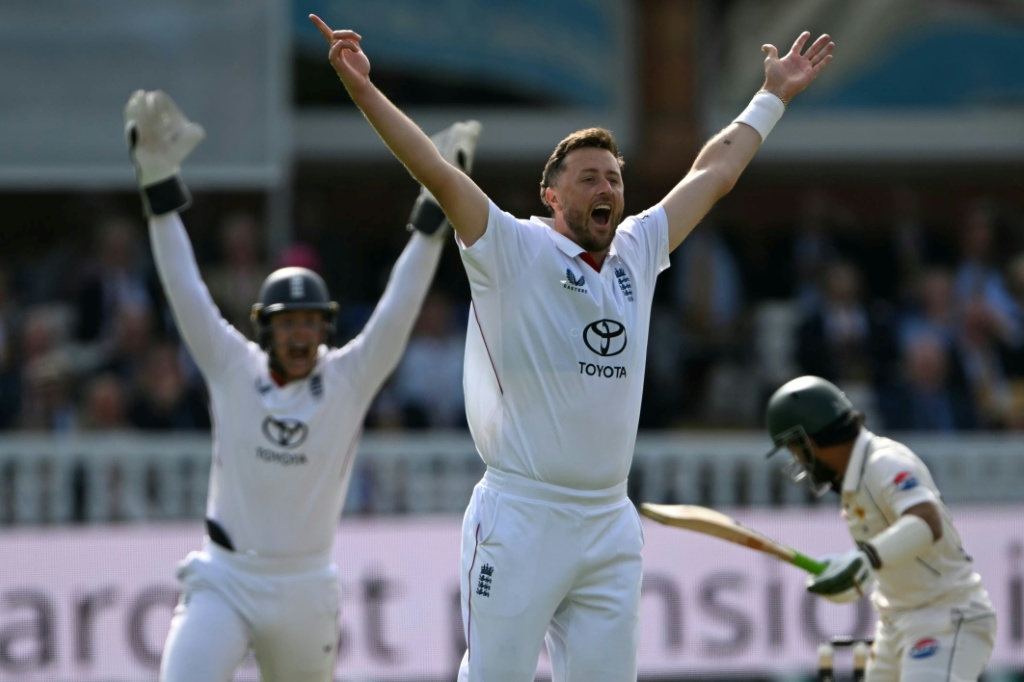 Four-wicket Robinson stars as Pakistan collapse in second Test