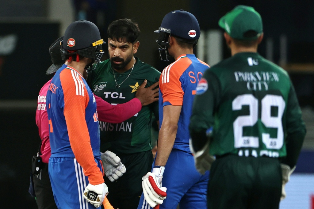 Coach urges Pakistan to 'focus on cricket' for India Asia Cup final
