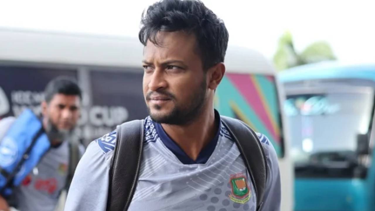 দেশে ফিরতে না পারার আক্ষেপ নিয়ে সাকিবের রহস্যময় স্ট্যাটাস